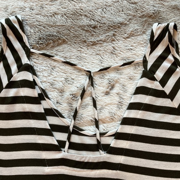 Cold shoulder top. Size M. - Picture 7 of 11